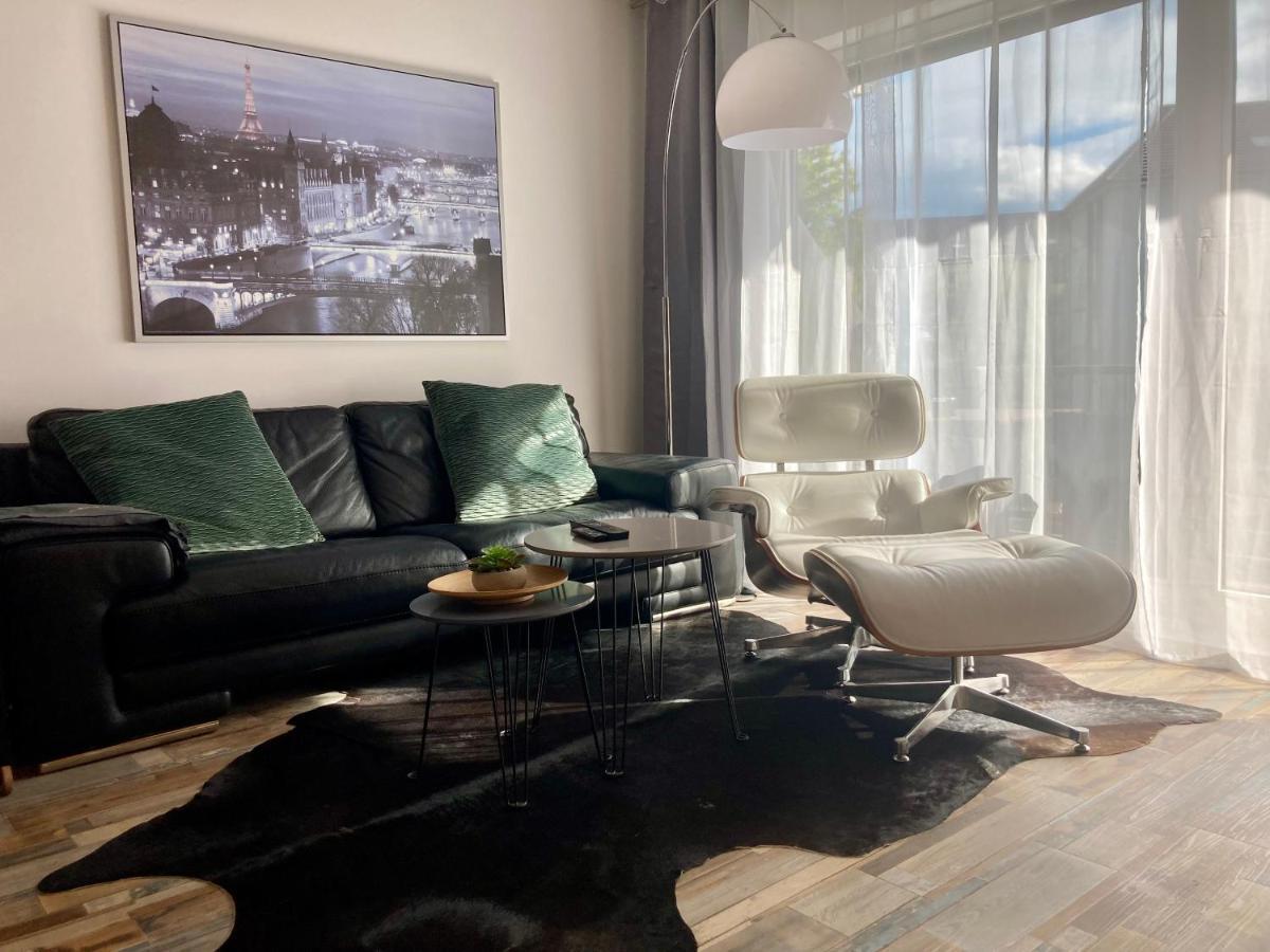 Living At Saarpartments -Adultsonly- 2 Bedrooms, Kitchen - Business & Holiday Apartments For Long- And Short Term Stay, 3 Min To Train Station, Secure E-Bike Parking! Saarbruecken Ngoại thất bức ảnh